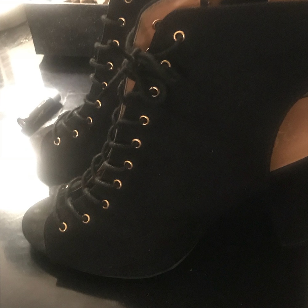 Shoes - Picture 2 of 5